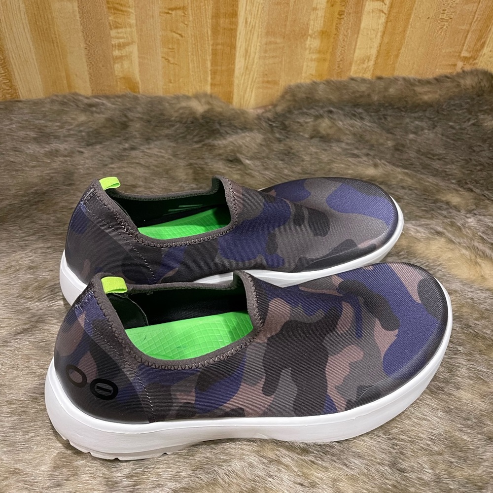 OOFOS OOmg eeZee Camo Slip-On Sneaker In Purple Camo - Picture 2 of 7
